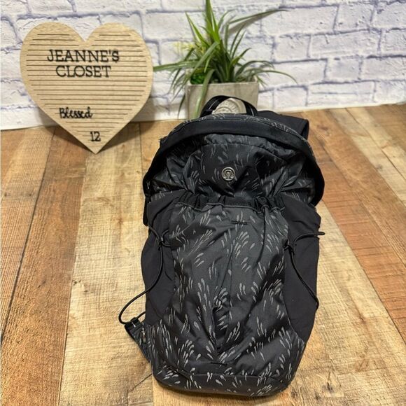 Lululemon Run All Day Backpack
Pitter Patter Black has minor flaws main image 6